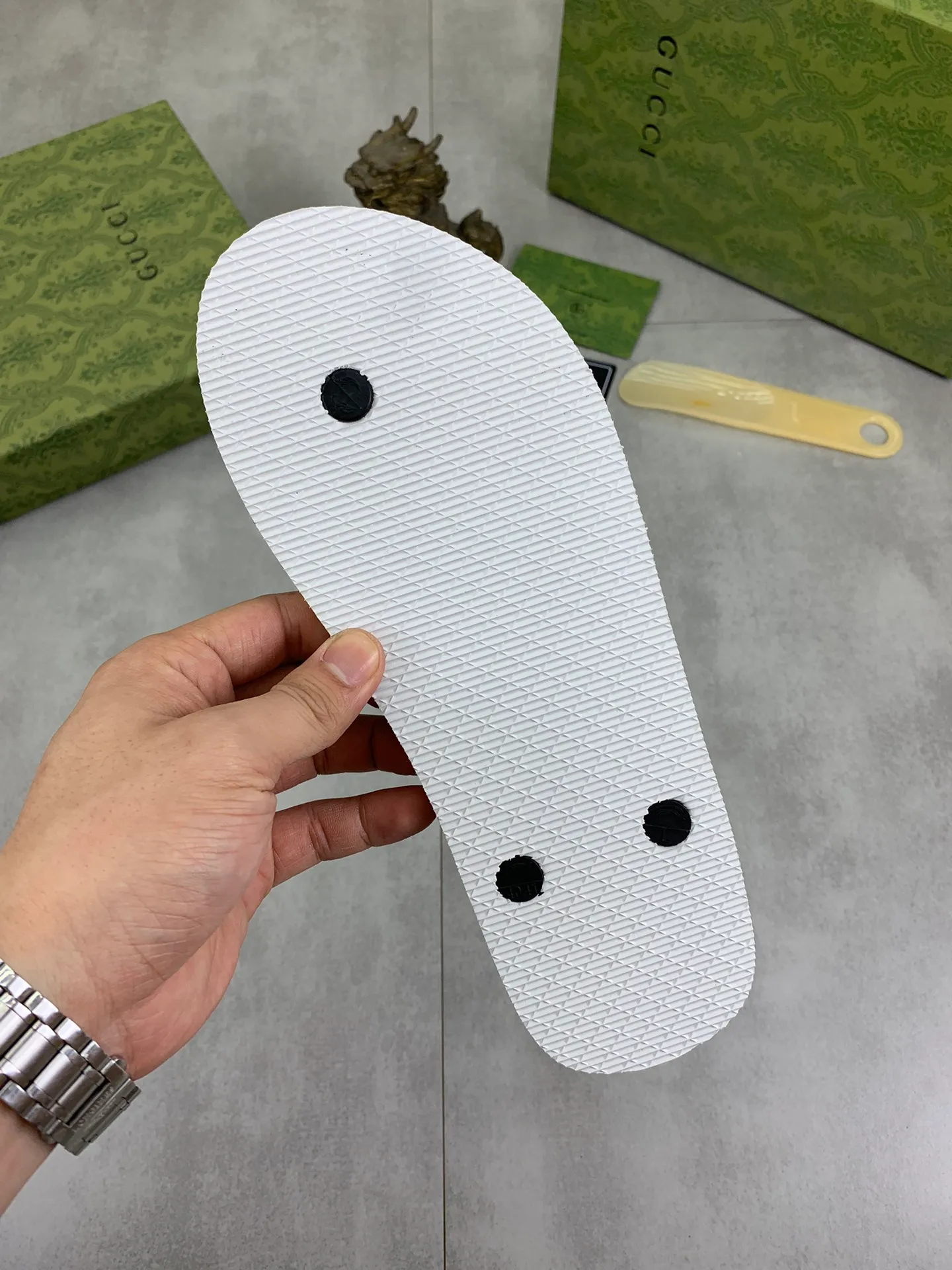 Men's men's shoes 💰P220💰【New style】🆘【GUCCI】Official website's popular Gucci adult couple 🧑‍🤝‍🧑 style, children's flip-flops are on sale at the counter simultaneously! Original fabric imported from Italy. Original bottom provided by the original factory. Size: Adult 36-45. Children’s size: 30-37. Multiple colors available.